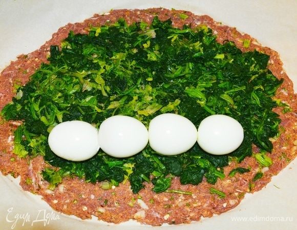 Распределить шпинат и вареные яйца. Завернуть как рулет, начиная от себя, аккуратно.
