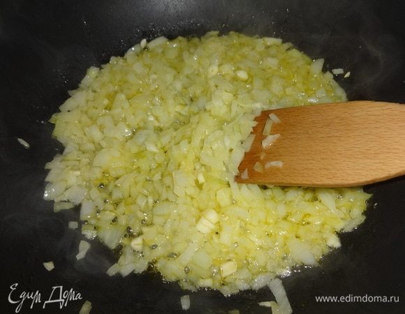 Растительное масло разогреть и обжарить на нем лук и чеснок в течение 2–3 минут.