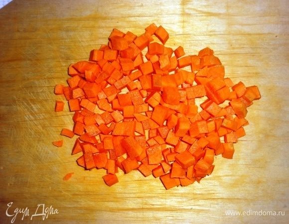 Морковь почистить, вымыть, обсушить. Нарезать небольшими кубиками.