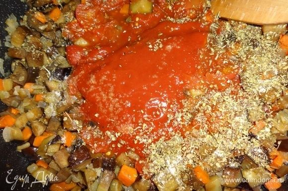 Посыпать содержимое сковороды итальянскими травами, перцем, солью, сахаром. Перемешать овощной соус и потушить еще несколько минут, помешивая.