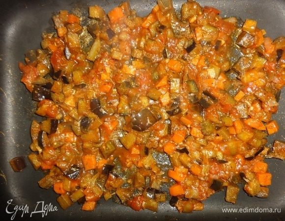 В форму выложить часть овощного соуса (примерно 1/4).