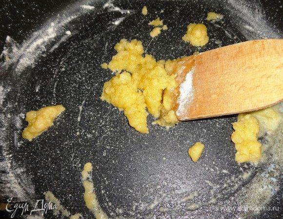 Положить сливочное масло. Растопленное масло перемешать с мукой.