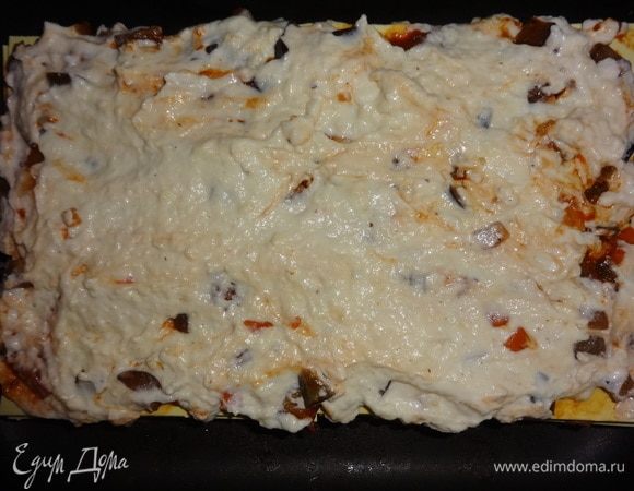 Выложить соус бешамель на лазанью поверх овощного соуса.