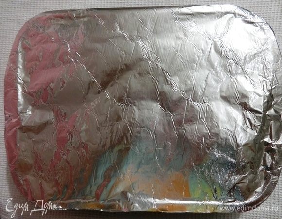 Форму для запекания закрыть фольгой и поставить в духовку, разогретую до 180°C, на 30 минут.