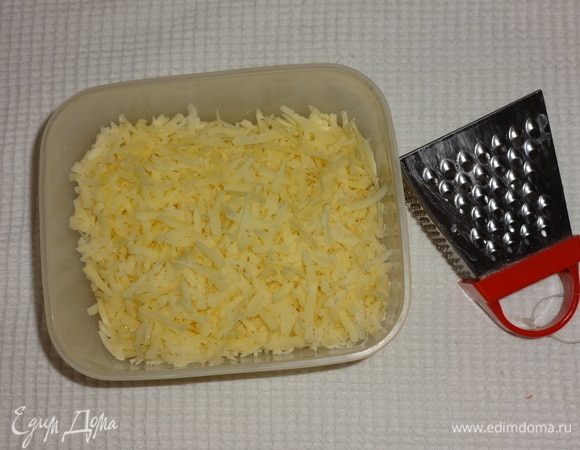 Сыр натереть на крупной терке.