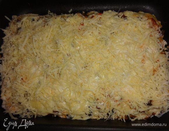 Достать форму с лазаньей из духовки. Открыть фольгу, посыпать сыром. Опять закрыть фольгой и поставить в духовку еще на 10 минут.