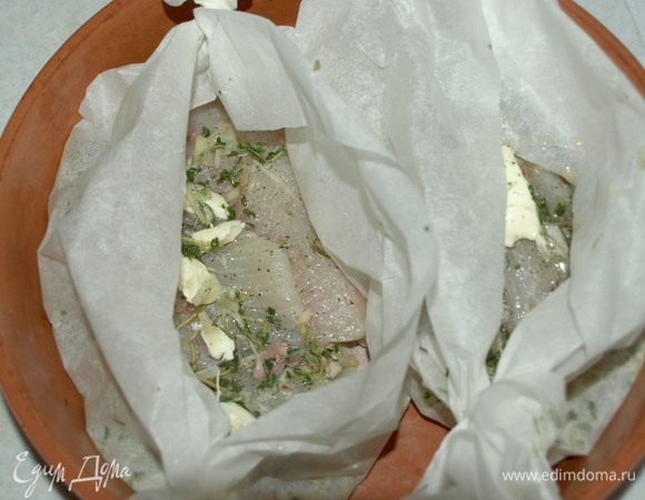 Ставим лодочки с рыбой в форму для запекания. И оправляем запекаться в заранее разогретую до 200°C духовку на 15 минут.