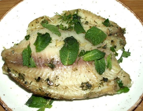 Достаем из пергамента, очищаем аккуратно от маринада, выкладываем на тарелку и посыпаем листиками мяты.