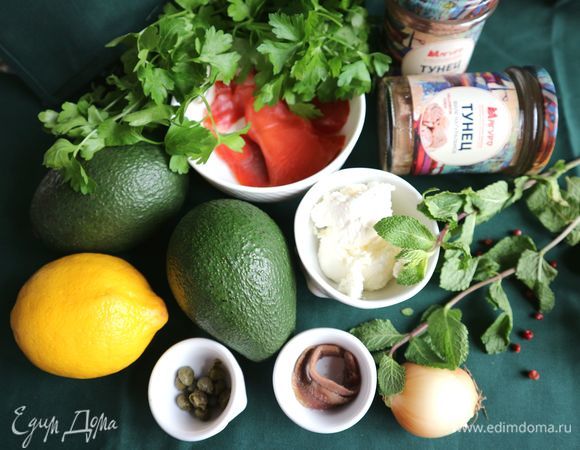 Приготовить все необходимое. Авокадо очень быстро теряет цвет и темнеет, поэтому его обработку оставляйте на самый последний момент приготовления. Чтобы замедлить этот процесс, добавляют лимонный сок или сок лайма.