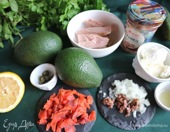Слить жидкость из банки с консервированным тунцом ТМ «Магуро». Подкопченную нерку или форель холодного копчения нарезать на мелкие кусочки. Репчатый лук мелко нарезать. Измельчить анчоусы. Из лимона выдавить сок. Зелень помыть, обсушить.