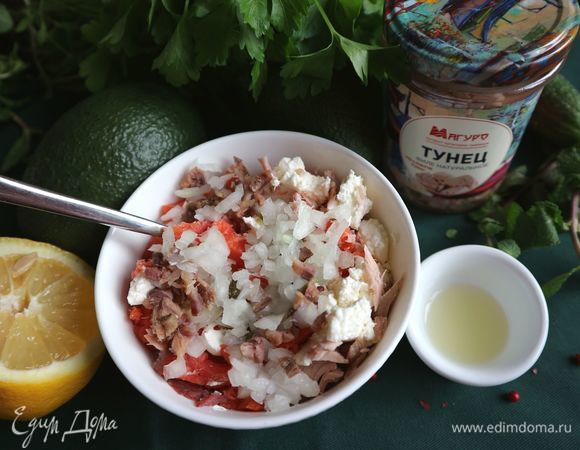 Тщательно смешать в миске тунца, красную рыбу (нерку или форель), сливочный творожный сыр, каперсы, анчоусы. Убрать смесь в холодильник до использования.