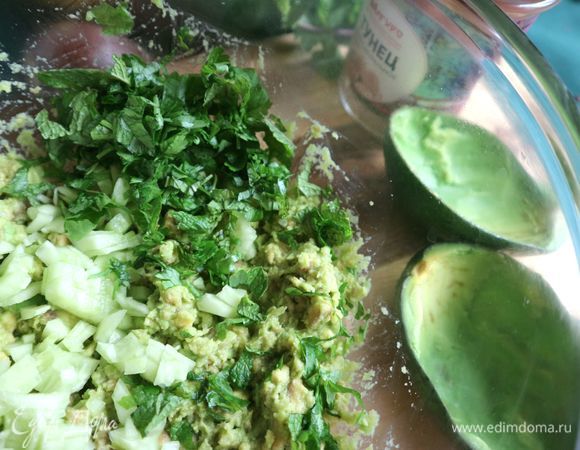 Смешать мякоть авокадо, размятую вилкой, очищенный и мелконарезанный огурец, зелень, лимонный сок, соль, перец.