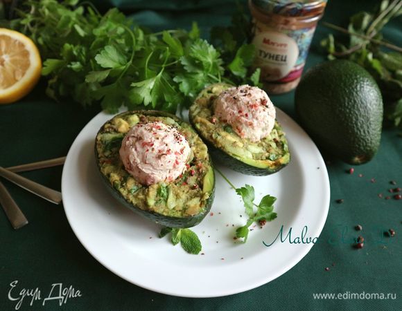 Посыпать измельченными в ступке розовым и черным перцем. Салат готов. Приятного аппетита!