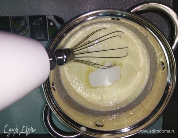 Добавляем сахар и тщательно перемешиваем.