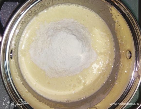 В два приема вводим муку с разрыхлителем и тщательно перемешиваем до однородного состояния.