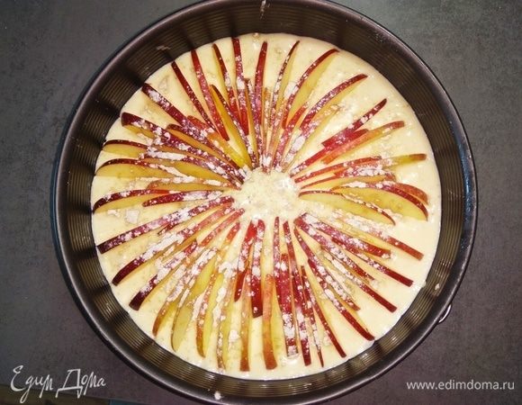 Посыпаем ванильным сахаром и корицей. И отправляем в разогретую духовку до 180°C на 40–50 минут.