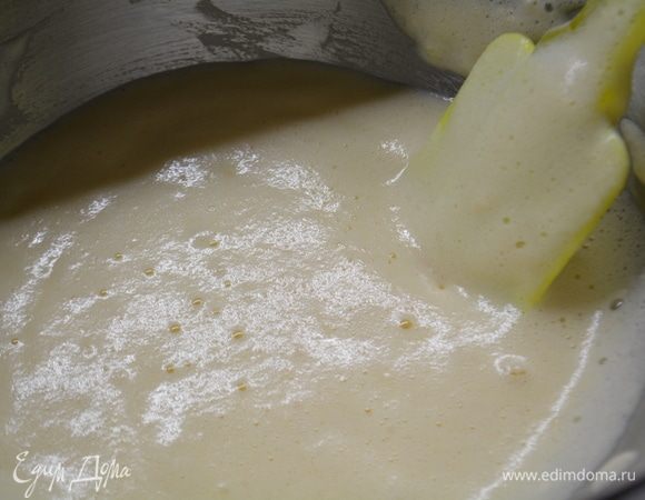 Яйца взбить с солью до пышной пены. Добавить просеянную муку и перемешать лопаткой снизу вверх. Очень аккуратно, чтобы масса яичная не осела.