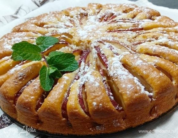 Слегка остывший пирог посыпаем сахарной пудрой. Приятного аппетита!