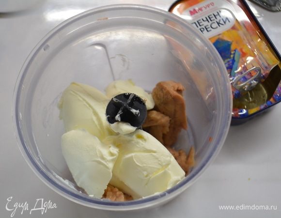 Тем временем подготовим начинку для нашего рулета. Здесь все очень просто! В блендере смешать творожный сыр и печень трески ТМ «Магуро».