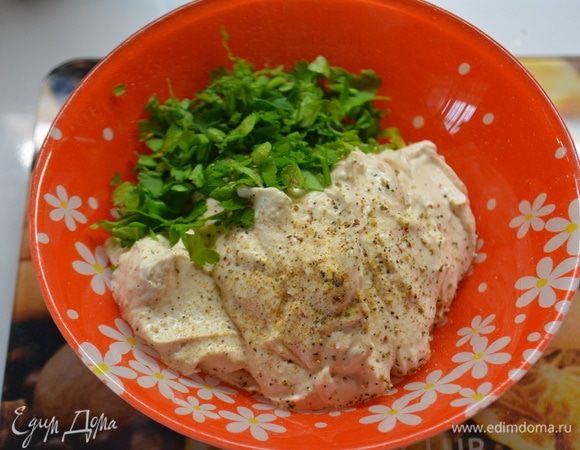 Переложить паштет в тарелку, добавить измельченную петрушку, соль, перец свежемолотый и мускатный орех. Перемешать.