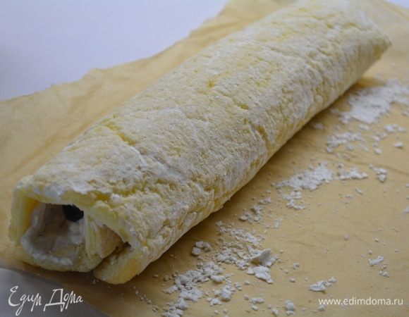 Завернуть в рулет, начиная со стороны, где лежат оливки. Убрать в холодильник на 2–3 часа и дать пропитаться.