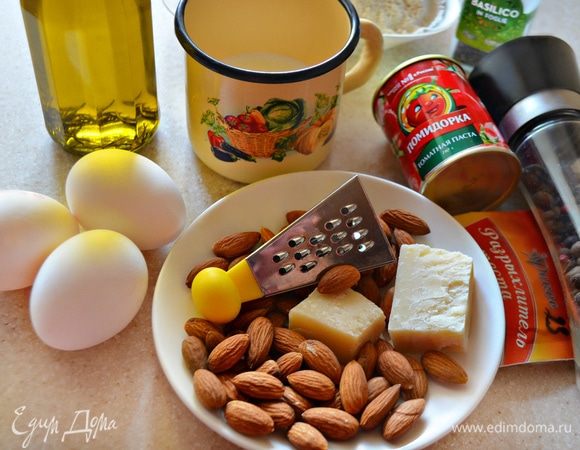 Приготовьте необходимые продукты. Молоко слегка подогрейте, миндаль немного просушите на сухой сковороде.