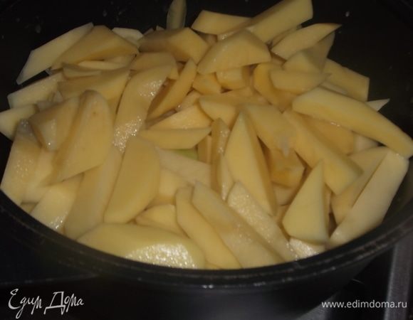Картофель помыть, почистить, нарезать. В казане растопить масло. Выложить картофель. Накрыть крышкой и томить, помешивая, на умеренном огне до готовности. В процессе посолить, добавить репчатый лук.