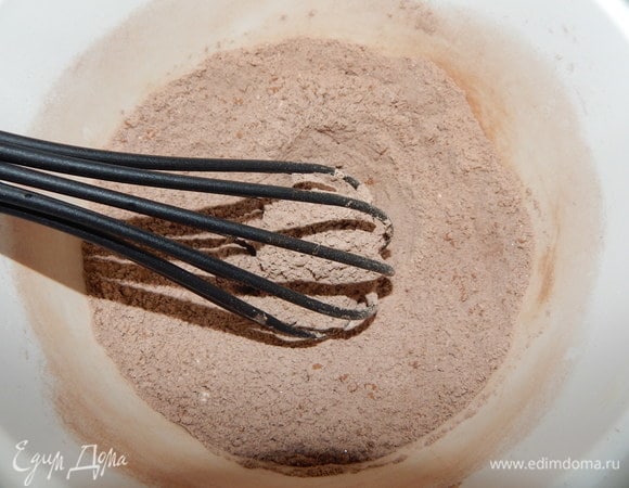 В чаше для взбивания соединить все сухие ингредиенты и перемешать их венчиком. Вишню разморозить и слить с нее сок, отмерить 85 мл.