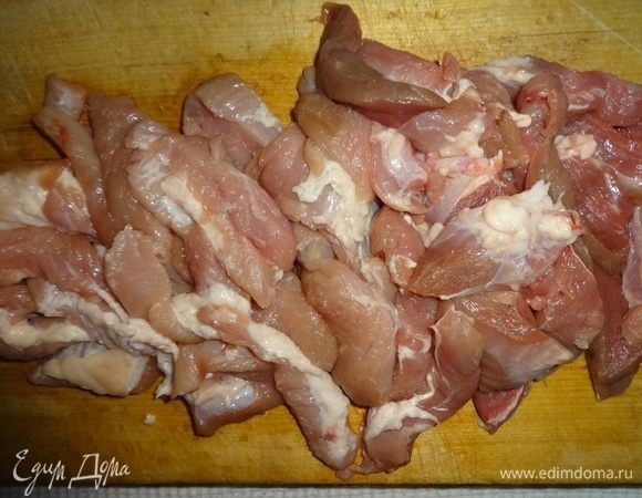 Свинину вымыть, обсушить бумажными полотенцами. Нарезать длинными кусочками.