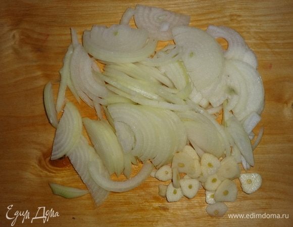 Лук и чеснок очистить. Лук нарезать полукольцами, чеснок — пластинами.