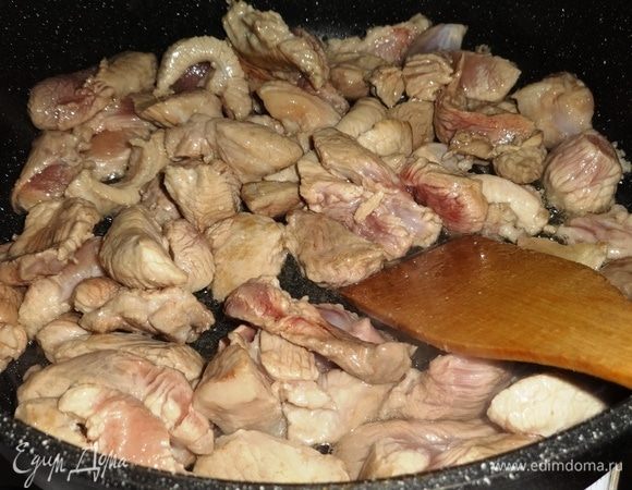 В сковороду налить мало и разогреть его. Выложить свинину и обжарить ее до румяной корочки.