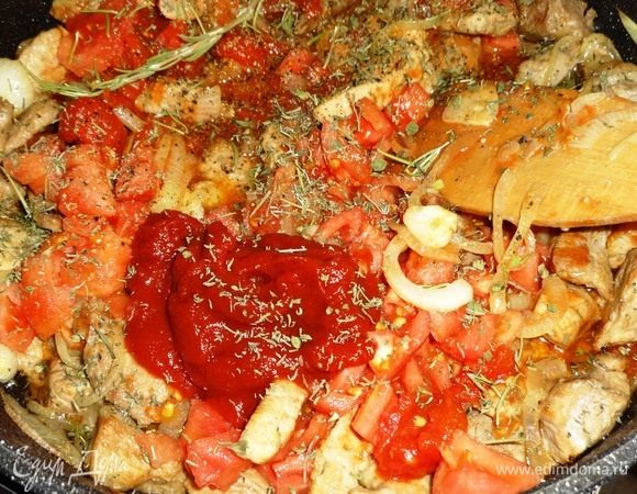 К обжаренному мясу с луком добавить измельченные консервированные и свежие помидоры и томатное пюре. Посыпать тимьяном, розмарином, перцем, перемешать. Накрыть сковороду крышкой и тушить на небольшом огне до мягкости мяса. В конце приготовления посолить по вкусу. Можно добавить по вкусу немного сахара для уравновешивания вкусов.