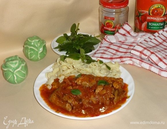 Готовую свинину подать с любой пастой или другим гарниром. Украсить листиками зеленого базилика. Прошу к столу! Угощайтесь!