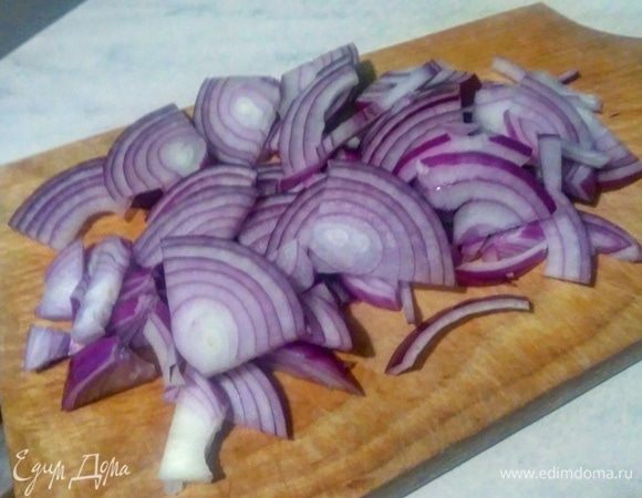 Луковицу нарезать полукольцами, в сковороду положить сливочное масло и обжаривать лук 10 минут.
