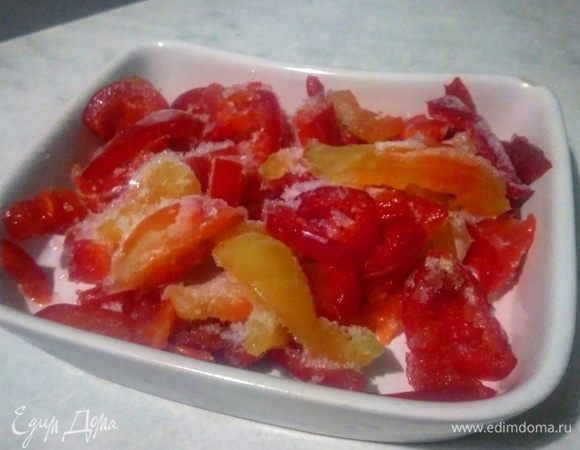 Перец нарезать соломкой, добавить к зажарке и тушить 5 минут. У меня заготовленный с лета, уже нарезанный перец из морозилки.