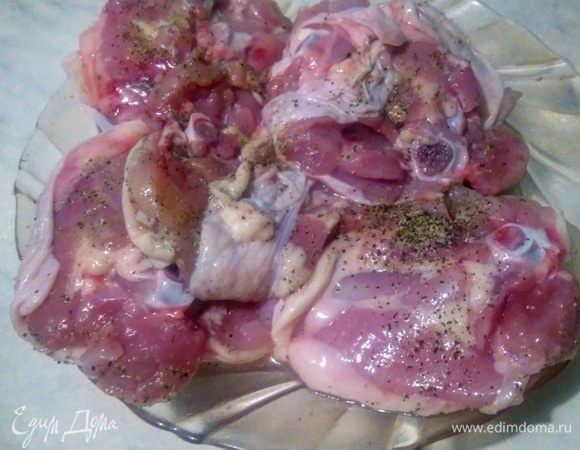 Бедрышки натереть солью с перцем и обжарить на большом огне по 5 минут с каждой стороны. Влить вино и протушить 3 минуты.