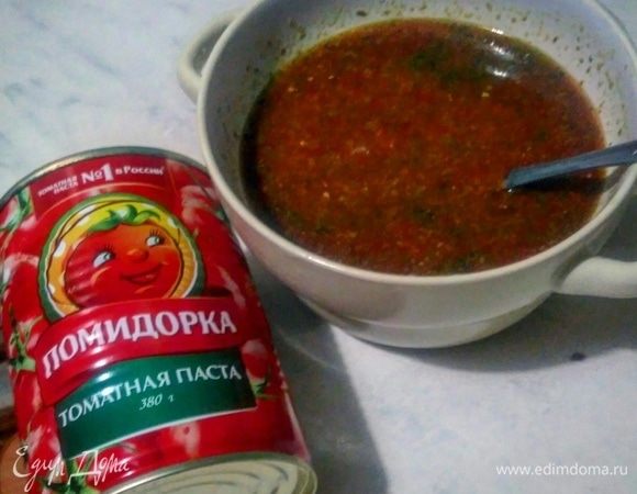 В миску влить 150 мл воды, добавить томатную пасту ТМ «Помидорка» и песто, смешать, добавить чеснок, пропущенный через чеснокодавилку.