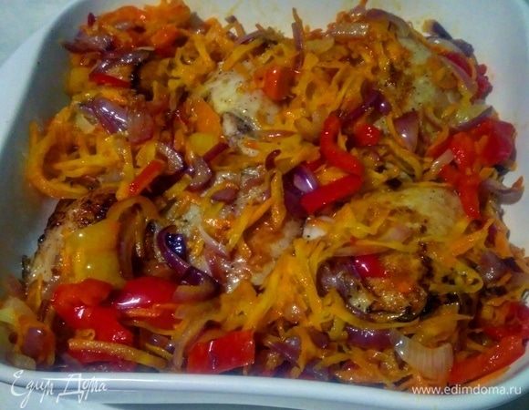 Форму смазать маслом, выложить бедрышки, выложить зажарку, залить соусом и отправить в духовку при 200°C на 40 минут.