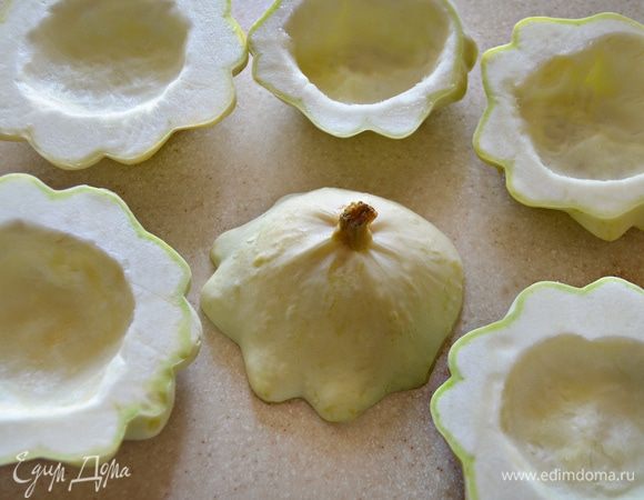 Патиссоны промыть, разрезать на две половинки, вынуть серединку с семенами и бланшировать в подсоленной воде 7–10 минут. После чего патиссоны вынуть из воды, остудить и убрать лишнюю влагу с помощью бумажного полотенца.