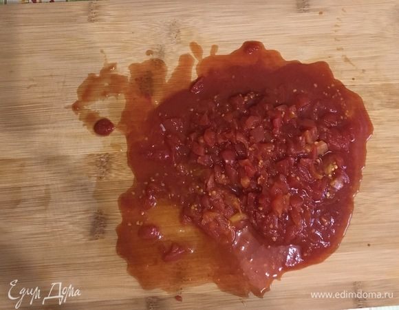 С помидоров снять кожицу. Натереть томаты на терке.