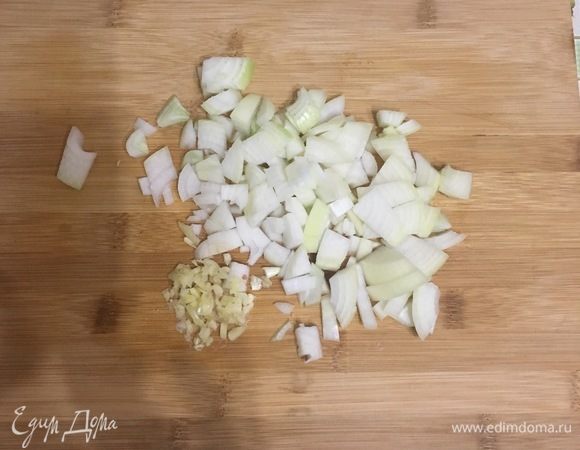 Очистите и мелко нарежьте лук и чеснок.