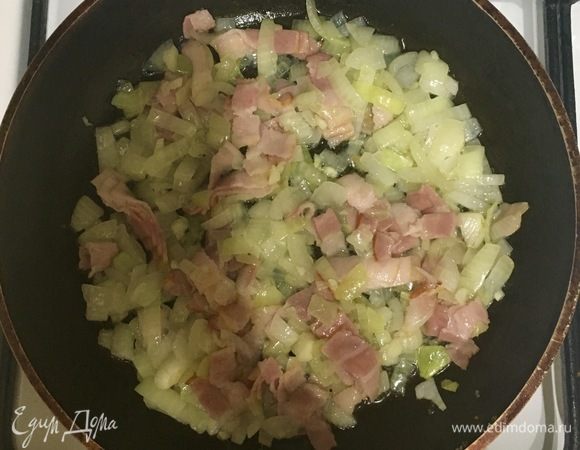 Разогрейте сковороду с оливковым маслом и обжарьте лук, чеснок и бекон.