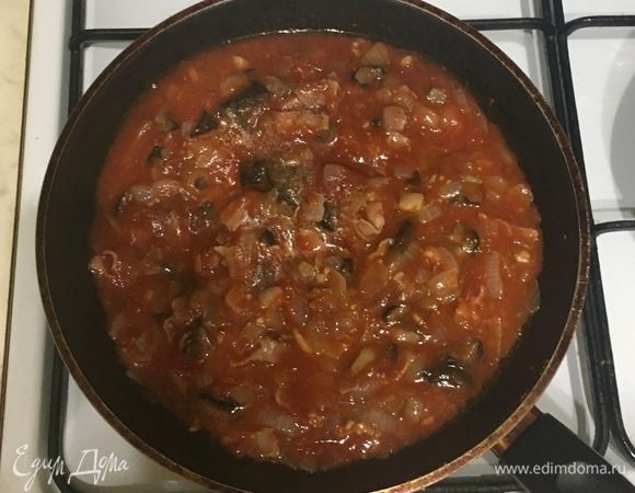 Добавьте грибы и помидоры, посолите и поперчите.