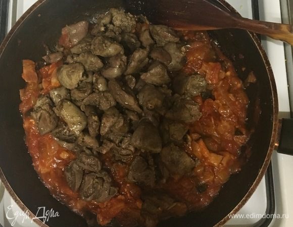 Добавьте печенку в томатный соус, перемешайте, потомите в соусе пару минут.