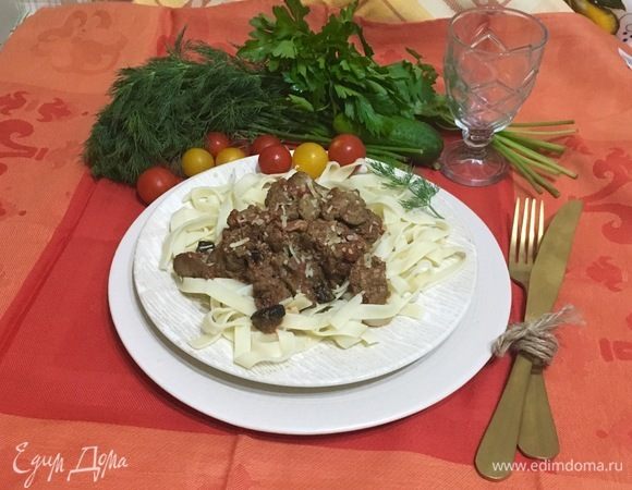 На тарелку выложить феттучине и томатный соус с печенкой, посыпьте любимым сыром по вкусу.