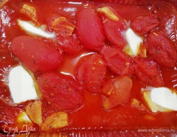 Пока варятся равиоли, закончим приготовление соуса. К запеченным томатам добавляем сливочное масло, перемешиваем.