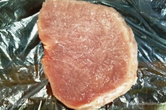 Мясо нарезаем на порционные куски и отбиваем между двумя слоями пищевой пленки.