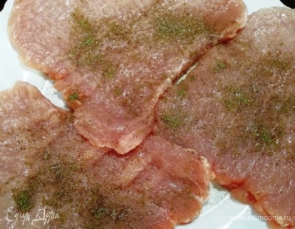 Приправим отбитое мясо солью и перцем.