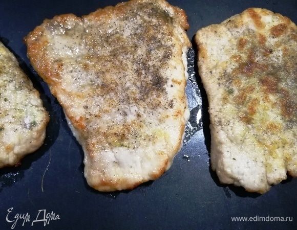 Выкладываем обжаренное мясо на противень.