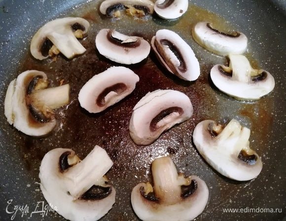 В сковороде, на которой жарилось мясо, быстро обжариваем шампиньоны.
